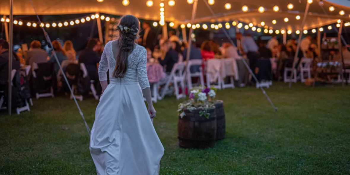 cort-african-de-inchiriat Nuntă în natura cu un cort african închiriat, mireasa bucuroasă merge spre cortul plin de invitați.