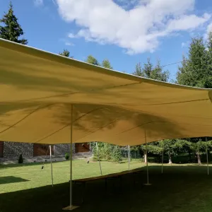 Cort african de inchiriat Cortul african de închiriat este compus dintr-o singură membrană elastică, de acoperiș, montat cu ajutorul unor stâlpi și țăruși.